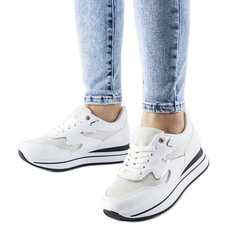 Valkoiset Inèsin alustalenkkarit valkoinen