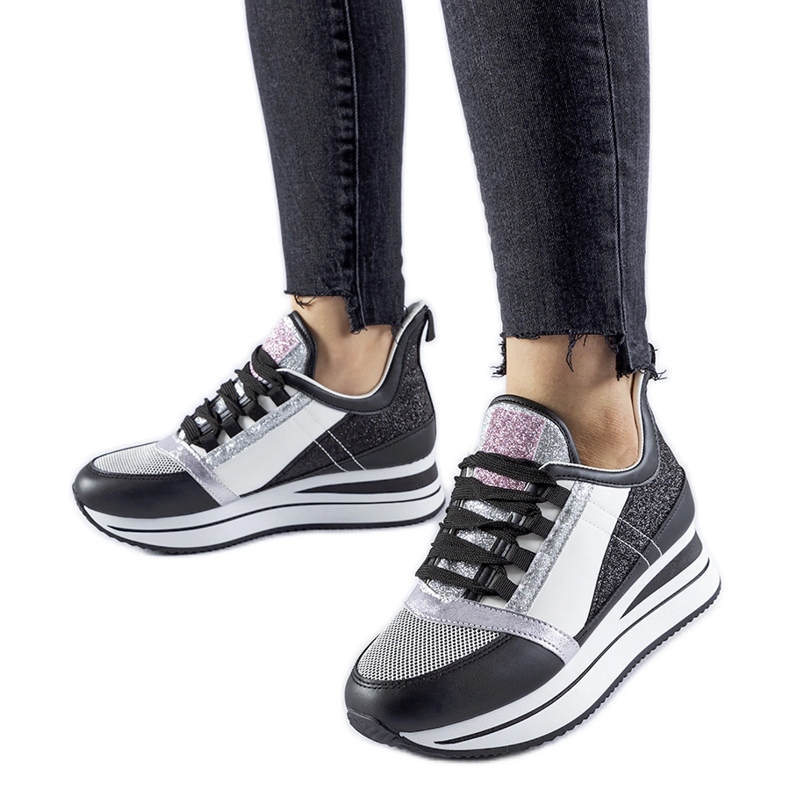 Mustat kimaltelevat tennarit Marce-alustalla