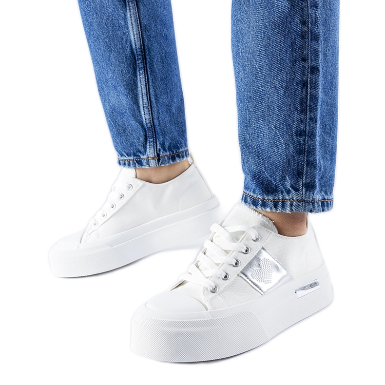 Valkoiset ja hopeiset Lawtonin alustalenkkarit valkoinen