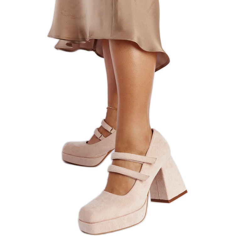 Vaaleanpunaiset pumput massiivisella lohkokorolla Cher vaaleanpunainen