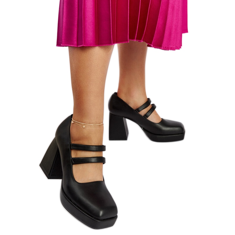 Cher mustat pumput massiivisella lohkokorolla