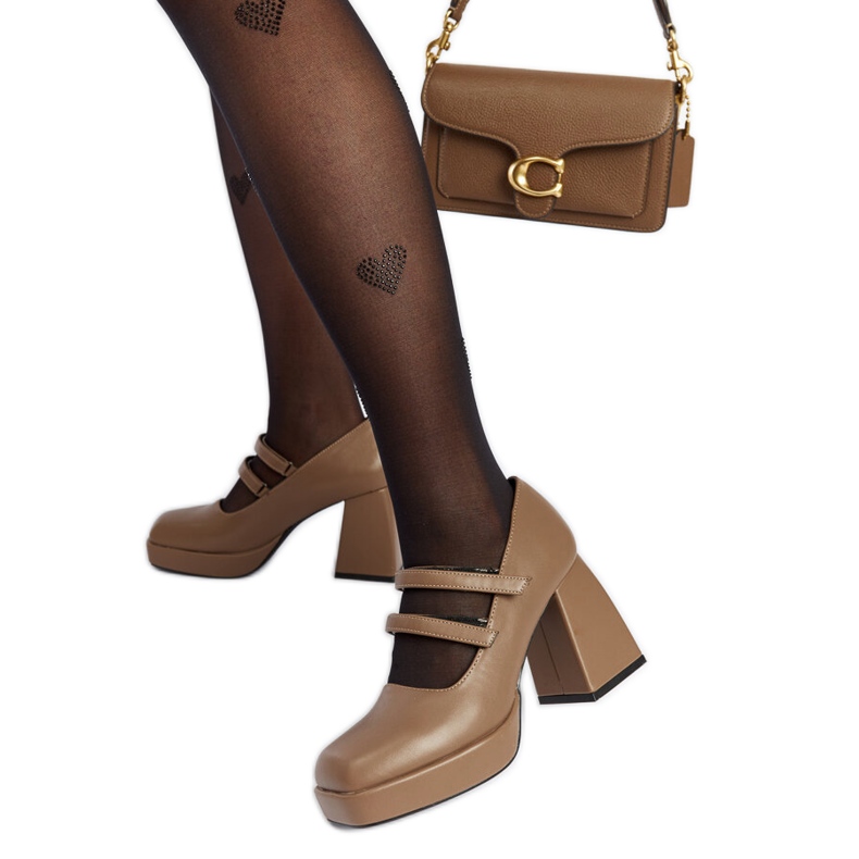 Cherin ruskeat pumput massiivisella lohkokorolla