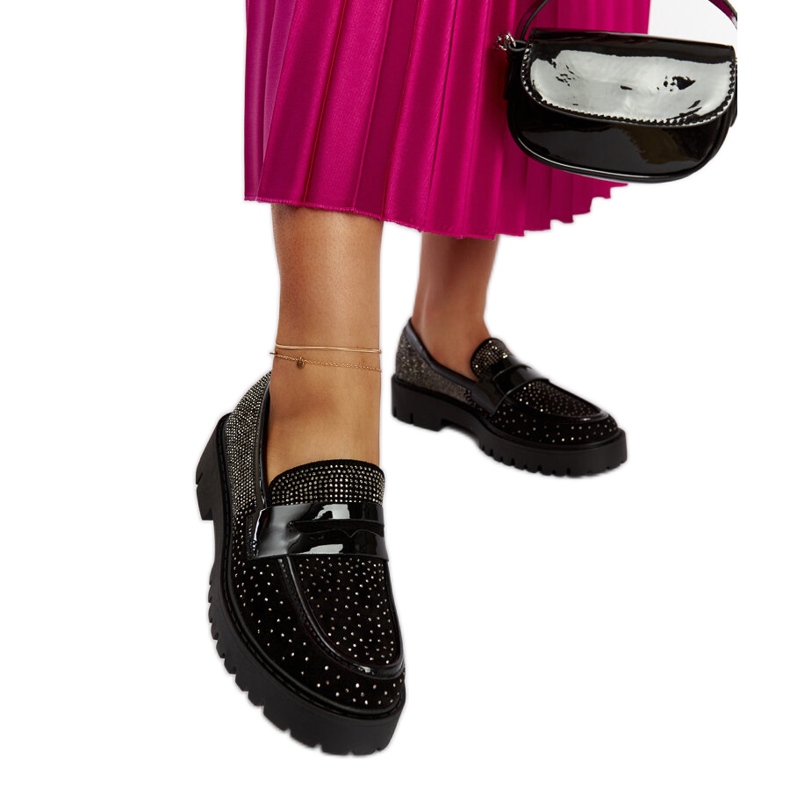 Mustat loaferit, koristeltu Newport strassit