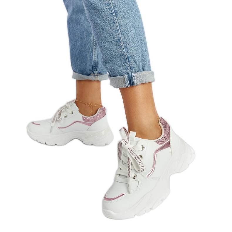 Massiiviset valkoiset tennarit, joissa Euclid strassit valkoinen