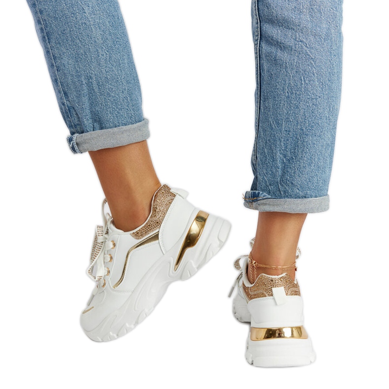 Massiiviset valkoiset tennarit, joissa Euclid strassit valkoinen