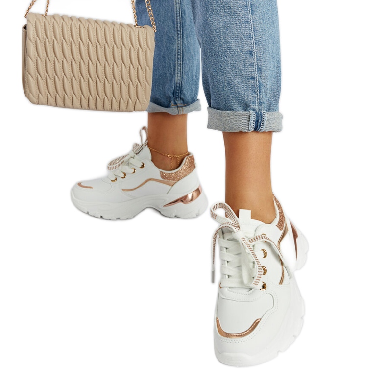 Massiiviset valkoiset tennarit, joissa Euclid strassit valkoinen