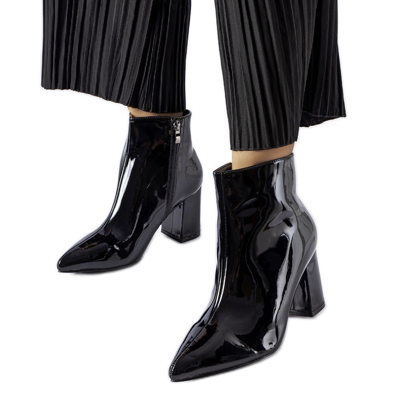 Mustat patentoidut nilkkurit Usinayalta