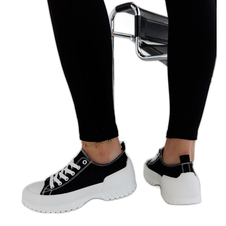 Mustat Monteleone alustan lenkkarit