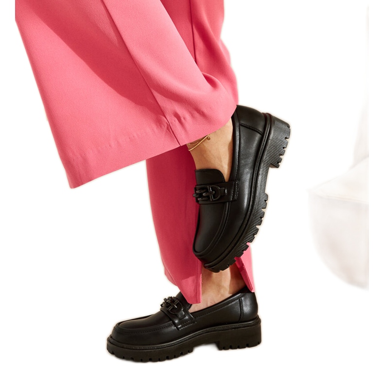 Mustat loaferit, joissa Lyle-solki