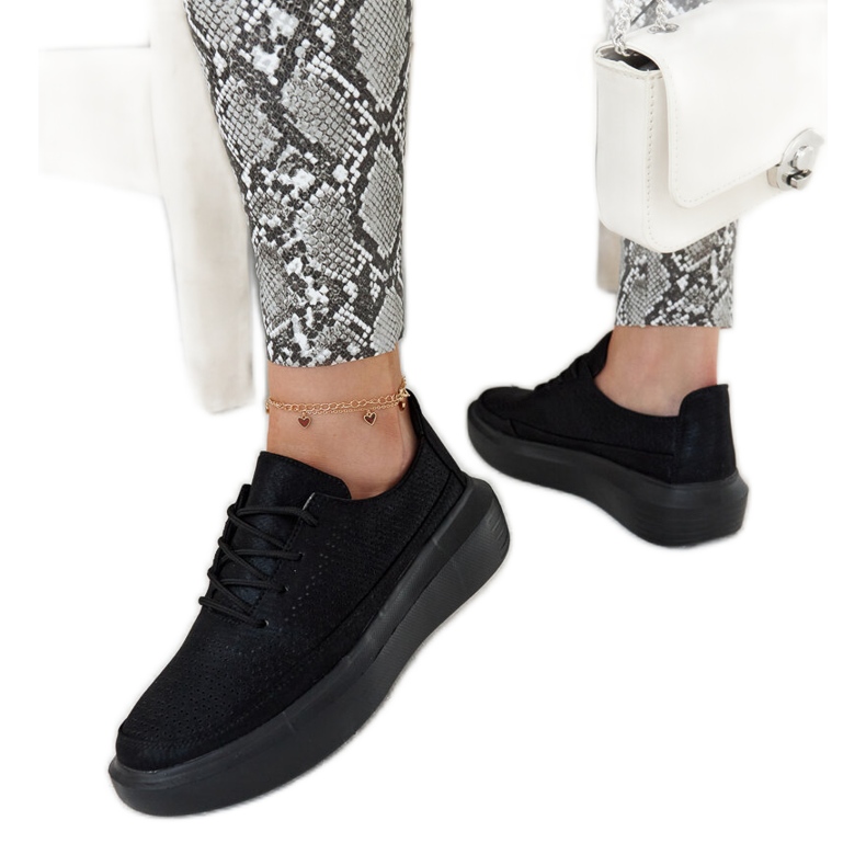 Lori mustat alustalenkkarit