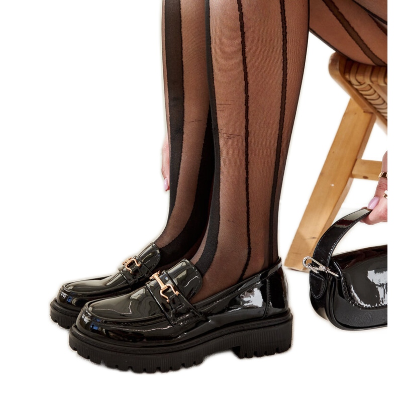 Mustat patentoidut mokasiinit, joissa Barbara-solki