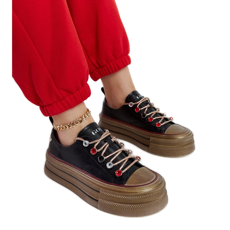 Mustat tennarit GOE NN2N4053 alustalla