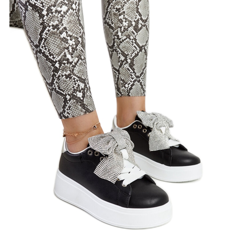 Mustat lenkkarit korkealla Rensjellä