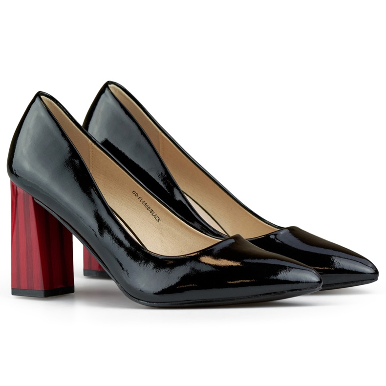 Patenttimustat pumput korkealla punaisella kantapäällä