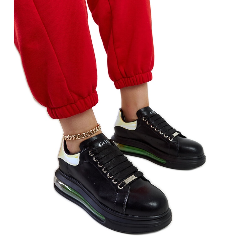 Mustat tennarit GOE NN2N4030 alustalla