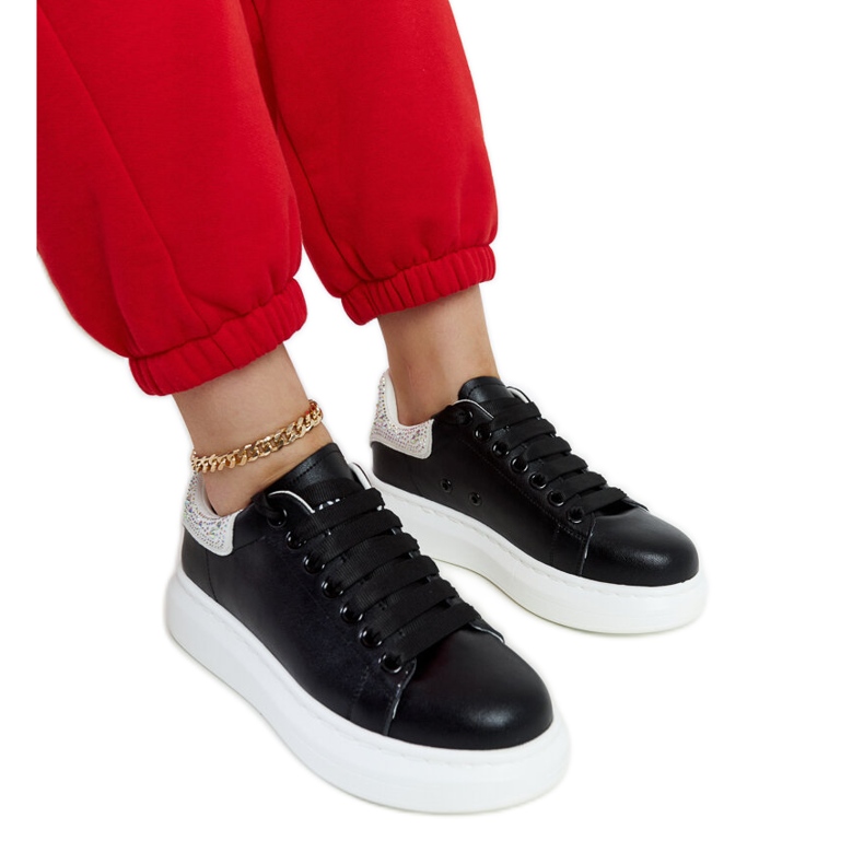 Mustat tennarit GOE JJ2N4052 alustalla