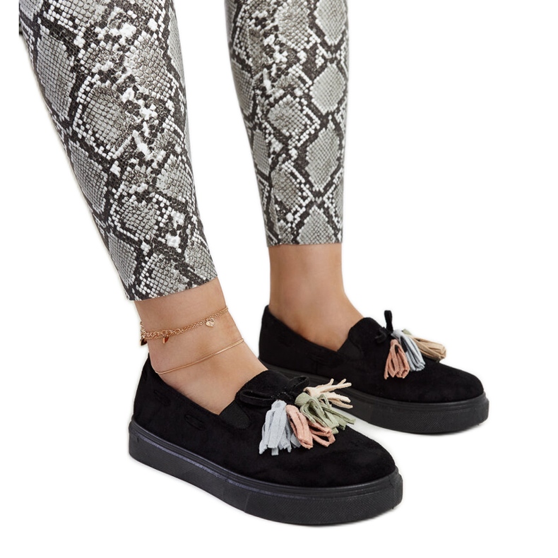 Adaldridan mustat kengät värikkäillä tupsuilla