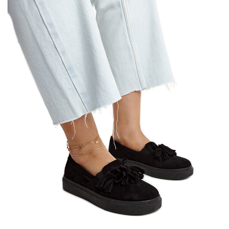 Adaldridan mustat tupsulliset kengät