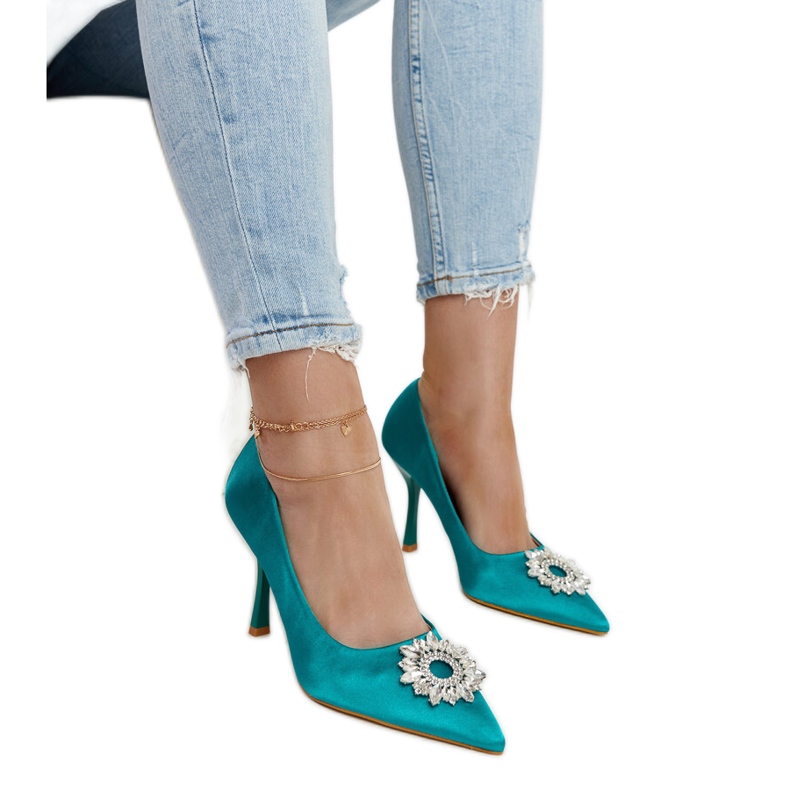 Suseganan vihreät korkokengät, joissa on satiininen viimeistely ja strassit