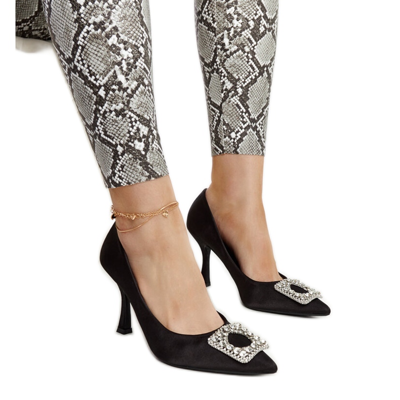 Mustat korkokengät, joissa satiininen viimeistely ja Clemente strassit