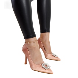 Suseganan beige-korkokengät satiiniviimeistelyllä ja strassilla