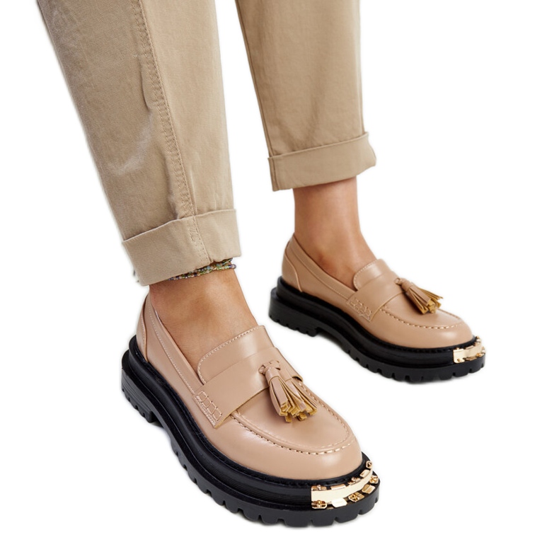 Tugan beige-massiiviset mokasiinit kullalla