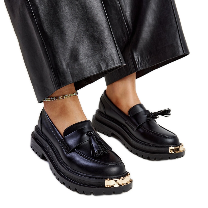 Mustat massiiviset mokasiinit kullanvärisillä lisäkkeillä Tuga