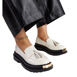 Tugan vaalean beige-massiiviset mokasiinit kullanvärisillä lisäyksillä