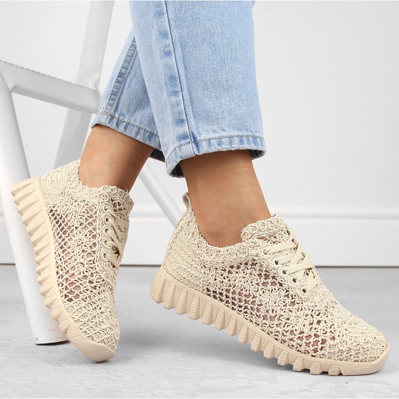 Naisten beigenväriset pitsiset urheilukengät T.Sokolski 1982