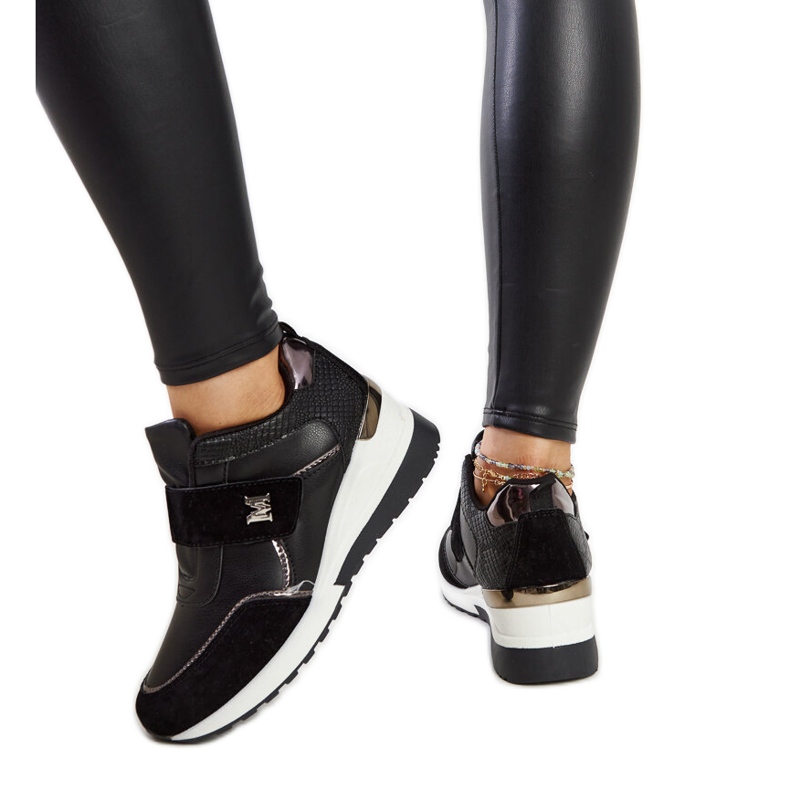 Mustat kiilalenkkarit, joissa Libuse Velcro -kiinnitys