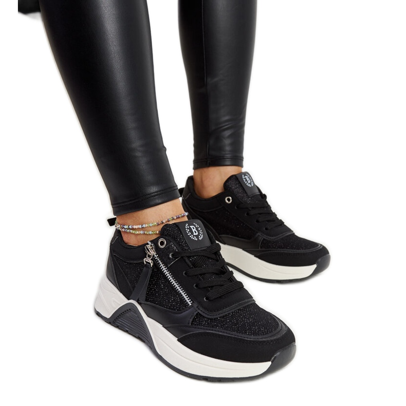 Mustat kiiltävät tennarit Makda-alustalla