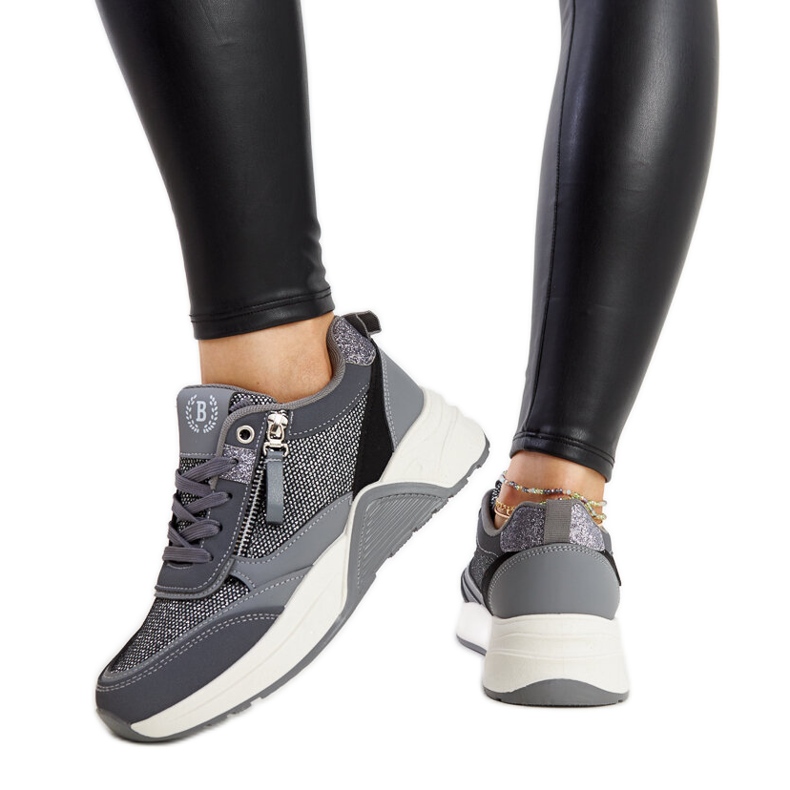 Harmaat kiiltävät tennarit Makda-alustalla