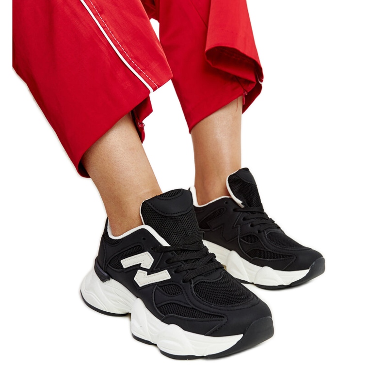 Mustat tennarit, joissa massiivinen Gergely-pohja