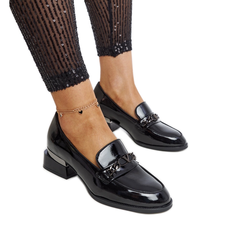 Vincezan mustat kiiltonahkaiset kengät