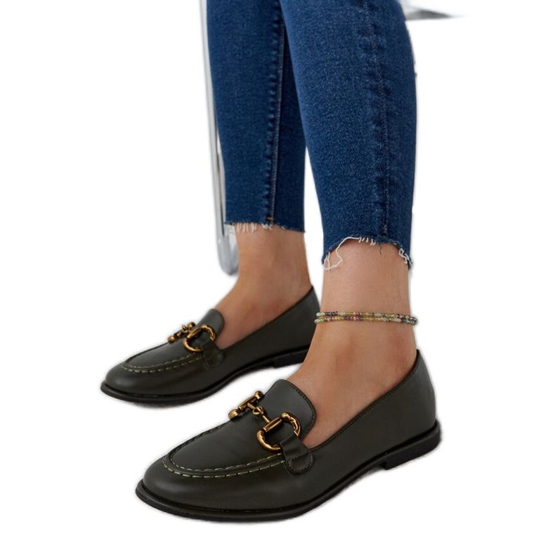 Tummanvihreät mokasiinit, joissa Lemlem-solki