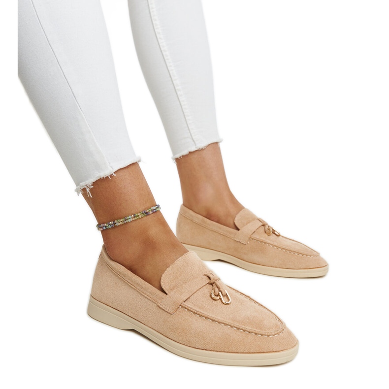 Fioranon beige-muskasiinit metalliriipuksella