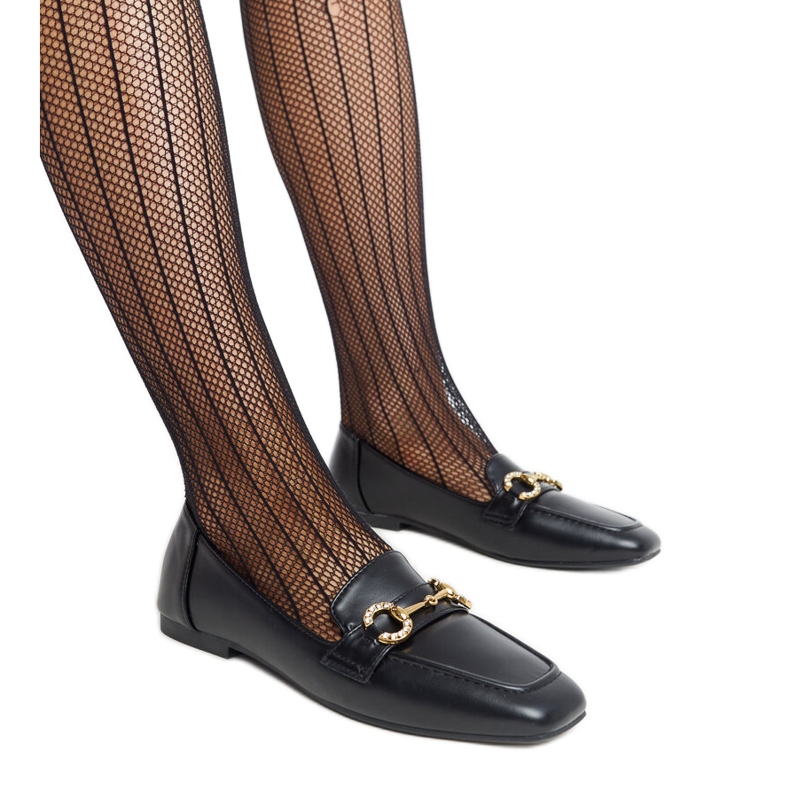 Mustat mokasiinit Areebah-soljella