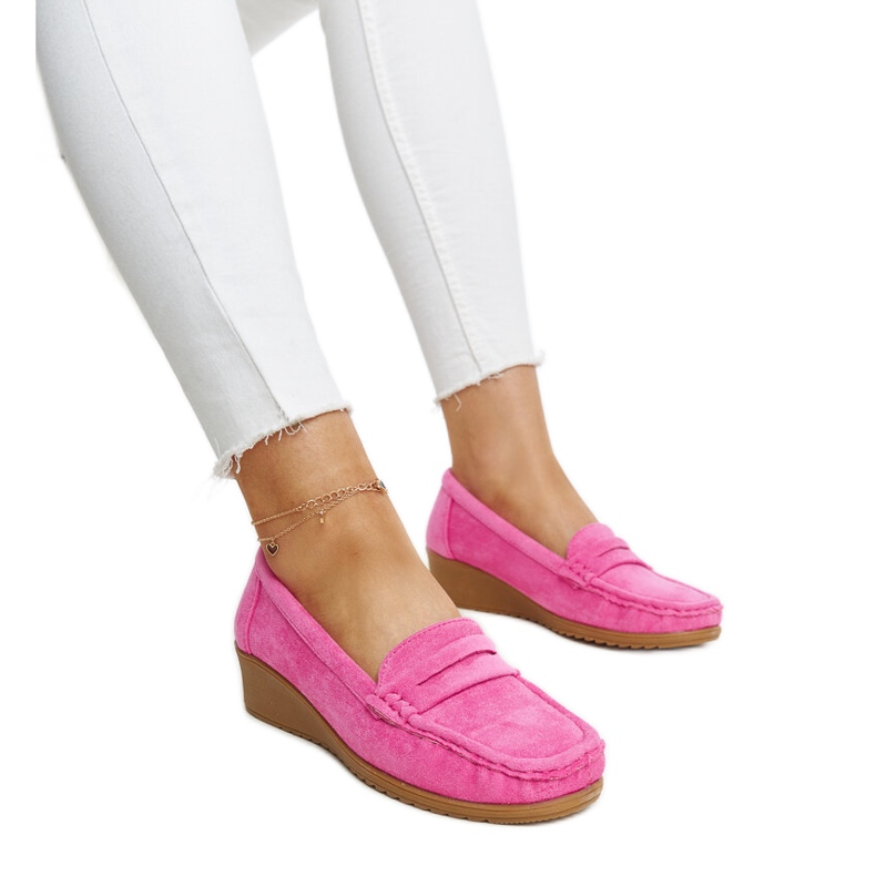 Sakenan tummanpunaiset mokkanahkaat vaaleanpunainen