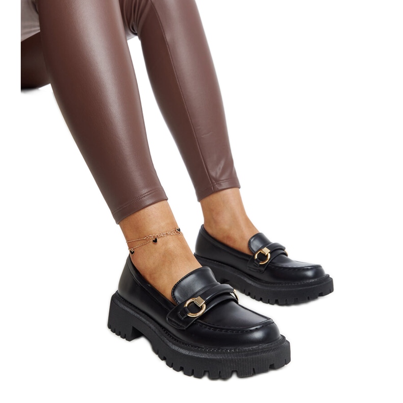 Mustat loaferit Lasima-soljella