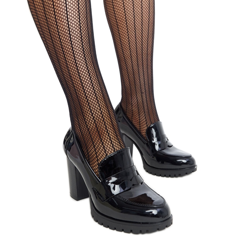 Mustat patentoidut pumput korkeakorkoisella Licolettalla