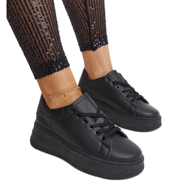 Mustat Ottavia alustan urheilukengät