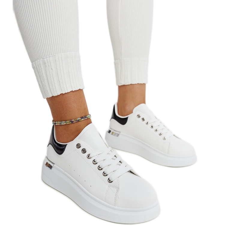 Valkoiset urheilukengät mustalla Meriana-sisäkkeellä valkoinen