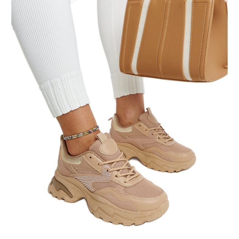 Ruskeat alustalenkkarit, jotka on koristeltu Maras-zirkoneilla