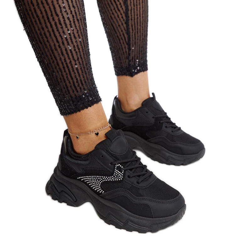 Mustat alustalenkkarit, jotka on koristeltu Maras-strasseilla