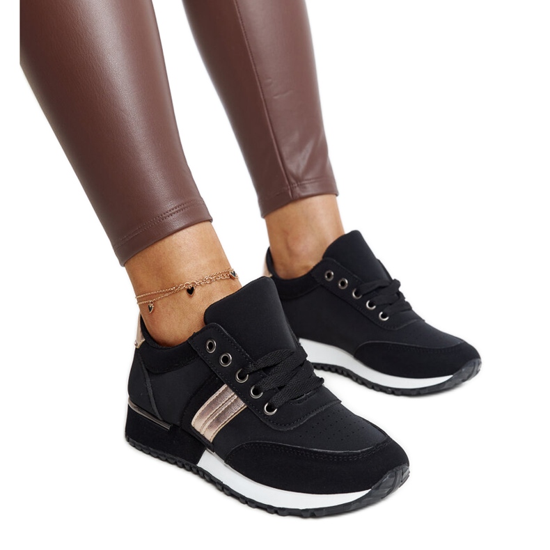 Mustat lenkkarit Nihad-kumialustalla