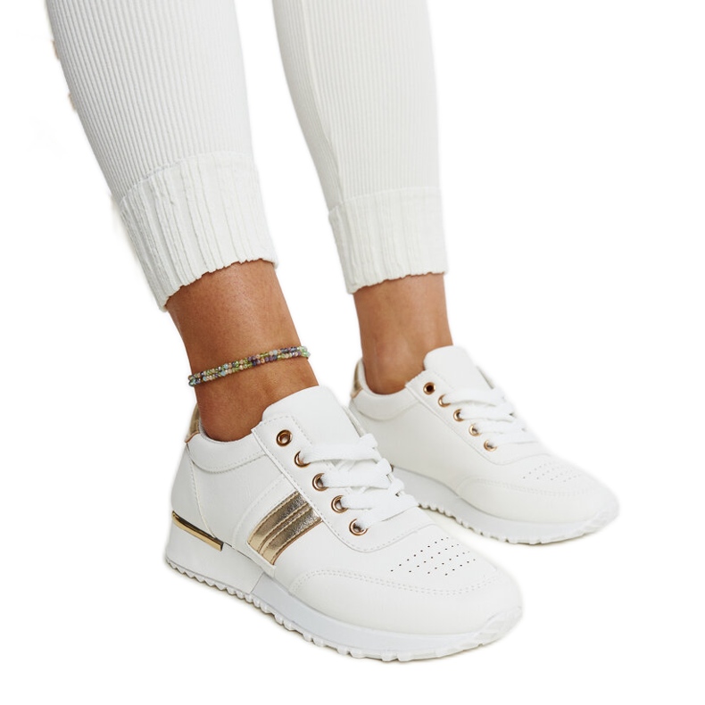 Valkoiset ja kultaiset tennarit Nihad-kumialustalla valkoinen