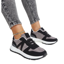 Mustat ja harmaat lenkkarit Sanela alustalla