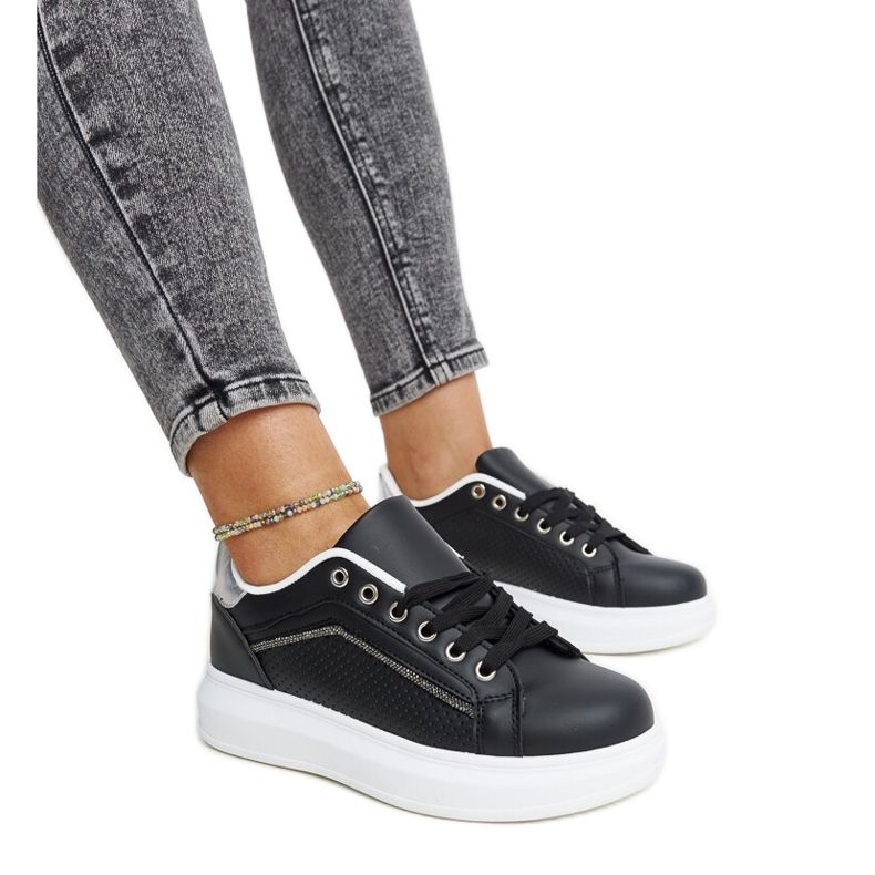 Mustat lenkkarit koristeellisilla Perica strassilla