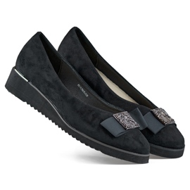 Mustat mokkanahkapumput matalalla kiilalla