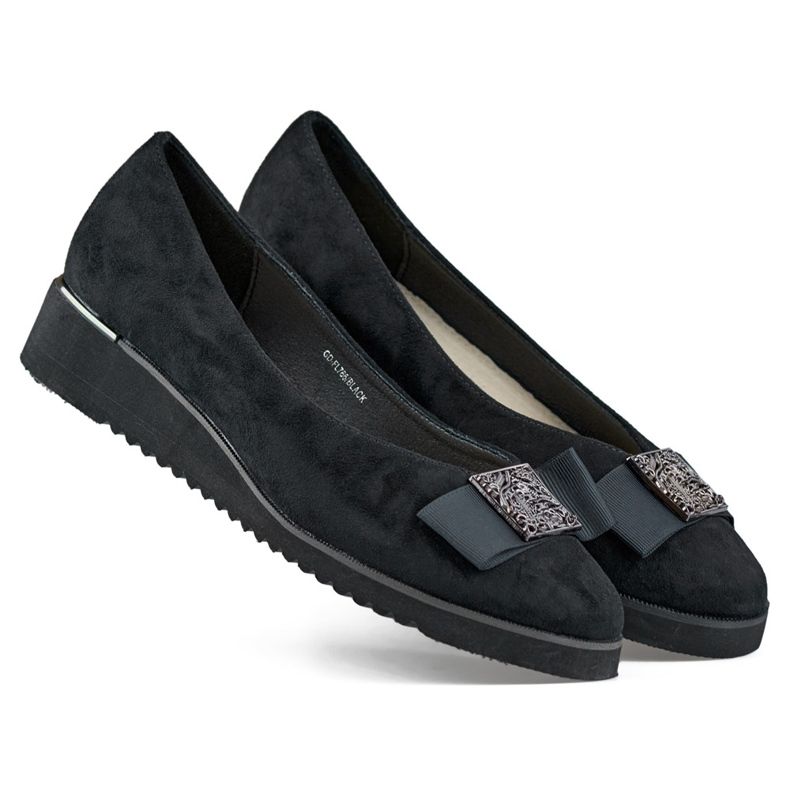 Mustat mokkanahkapumput matalalla kiilalla